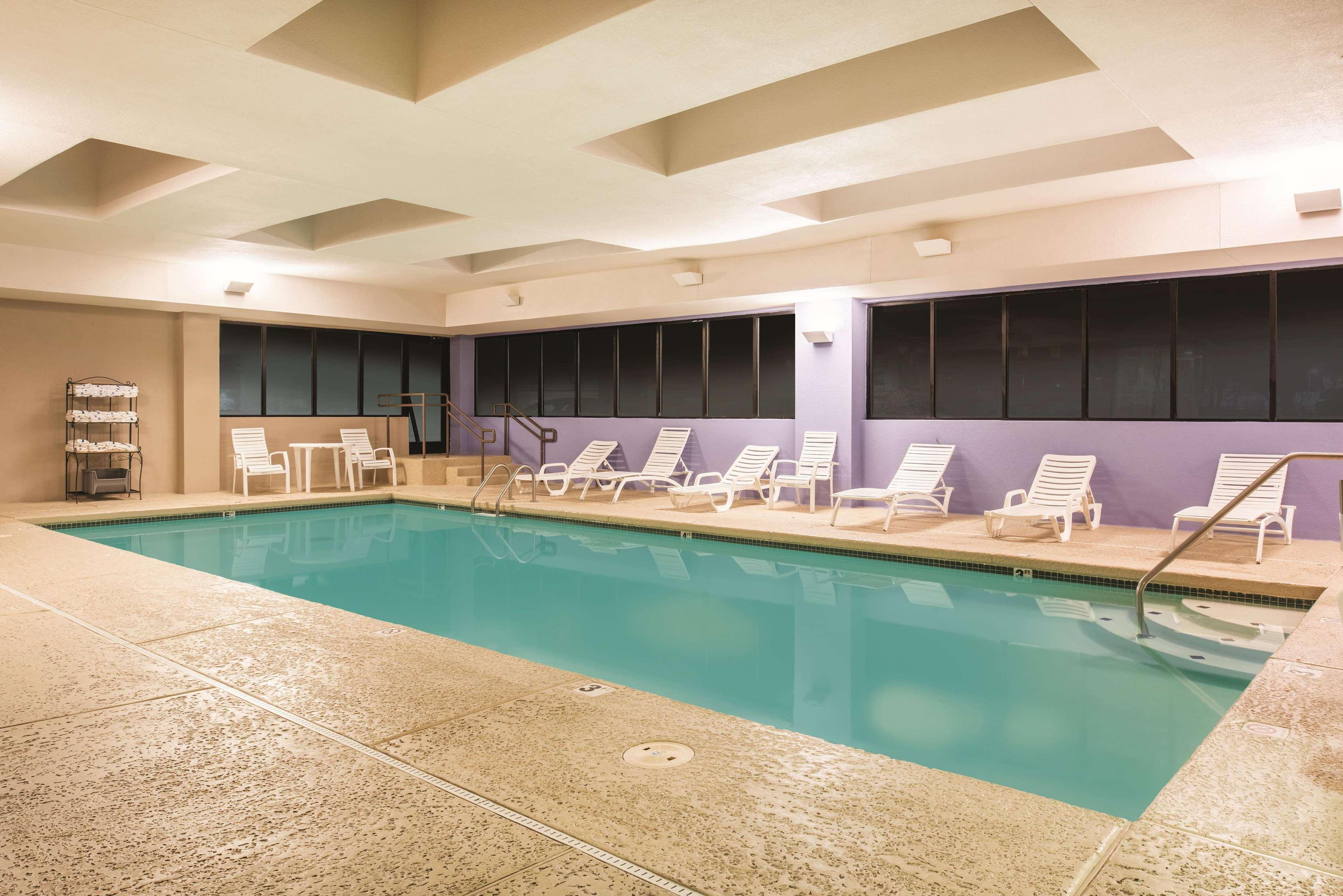 Holiday Inn Express St. Louis Arpt - Maryland Hgts, An Ihg Hotel Maryland Heights Exterior photo
