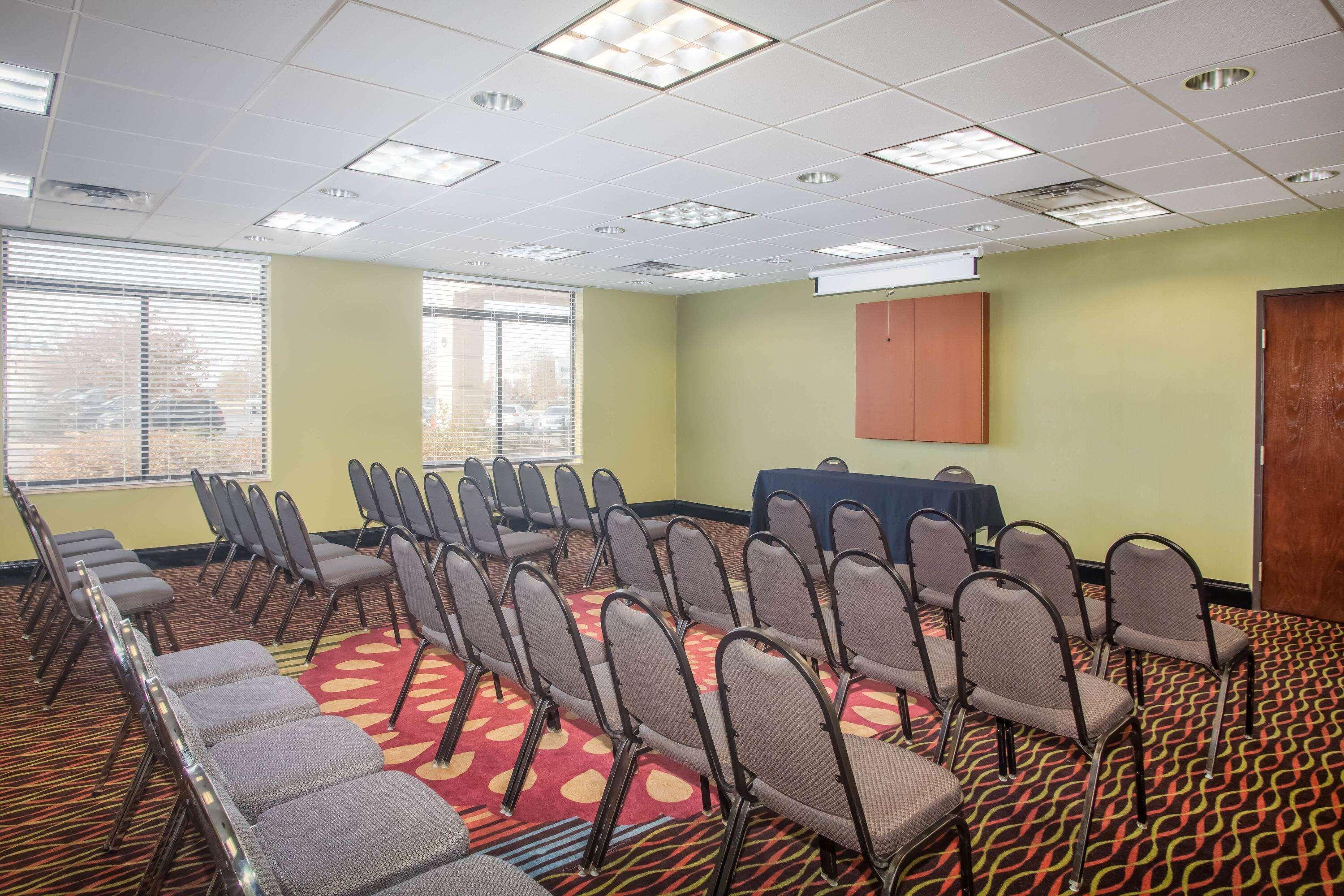 Holiday Inn Express St. Louis Arpt - Maryland Hgts, An Ihg Hotel Maryland Heights Exterior photo