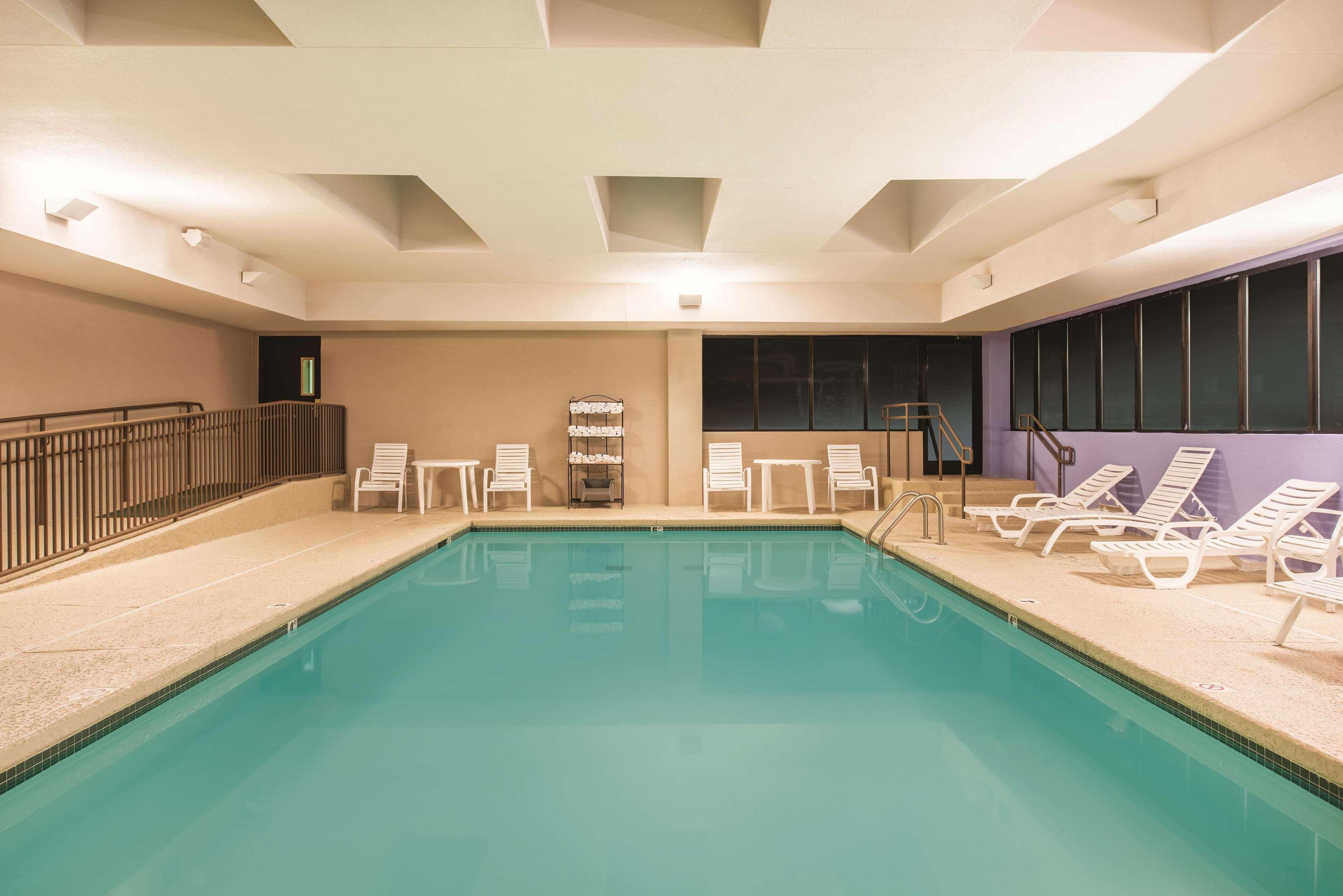 Holiday Inn Express St. Louis Arpt - Maryland Hgts, An Ihg Hotel Maryland Heights Exterior photo